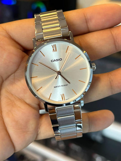 Casio MTP-VT01D-7B – Montre Homme Acier Inoxydable Blanc